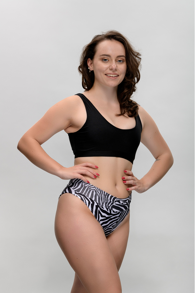 Basic pole dance and fitness top in black, comfortable sporty women's dancewear, front view,