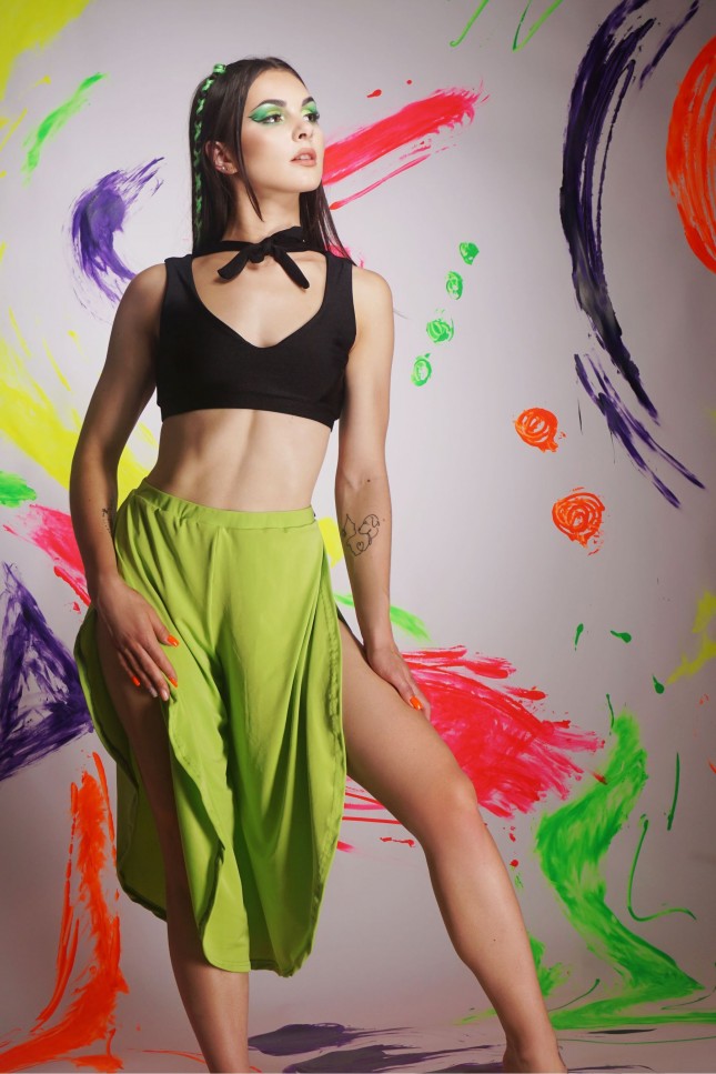 Boho pants in lime – flowing dance pants for pole dance, exotic pole, floorwork and belly dance, front view