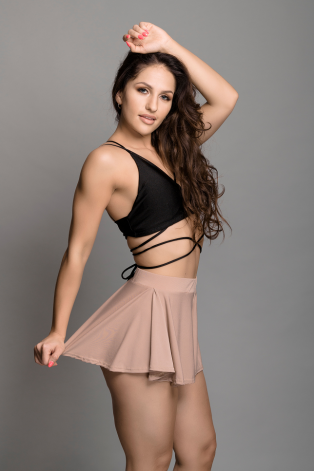 Boho shorts in cappuccino – side view with airy silhouette and lightweight fabric