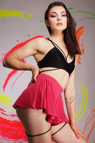 Boho shorts in hot pink– side view with airy silhouette and lightweight fabric