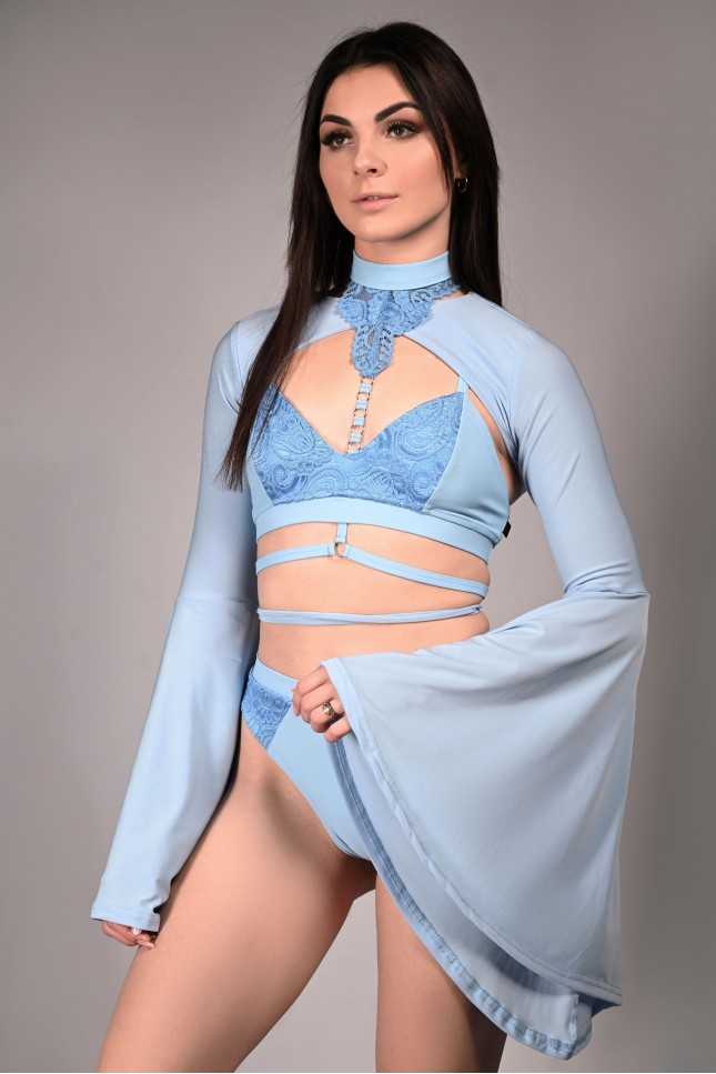 Yoga Top Wren in baby blue, front view – wide flowing sleeve spread in motion