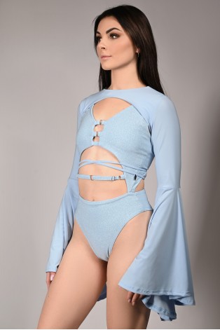 Yoga Top Wren in baby blue, side view – lightweight flowing sleeves