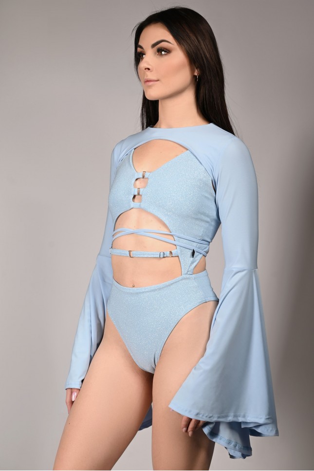 Yoga Top Wren in baby blue, side view – lightweight flowing sleeves