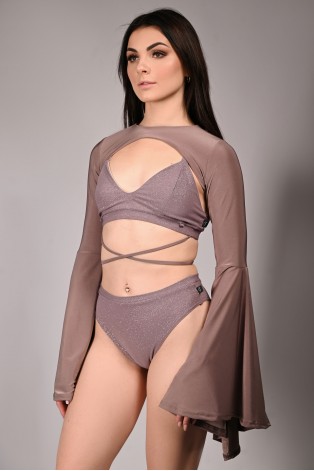 Yoga Top Wren in light brown, side view – lightweight flowing sleeves