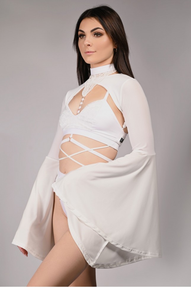 Yoga Top Wren in off-white, side view – lightweight flowing sleeves