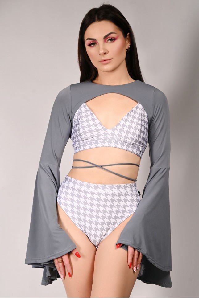 Yoga Top Wren in gray front view – flowing sleeve dance top