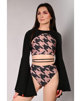 Yoga Top Wren in black front view – flowing sleeve dance top