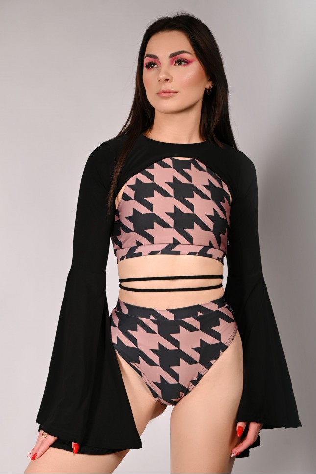 Yoga Top Wren in black front view – flowing sleeve dance top