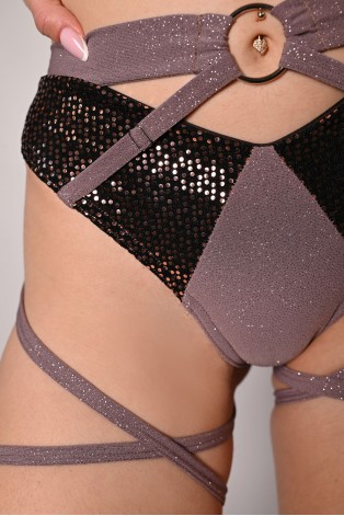 siren shorts in light brown, detail adjustable thigh straps close up